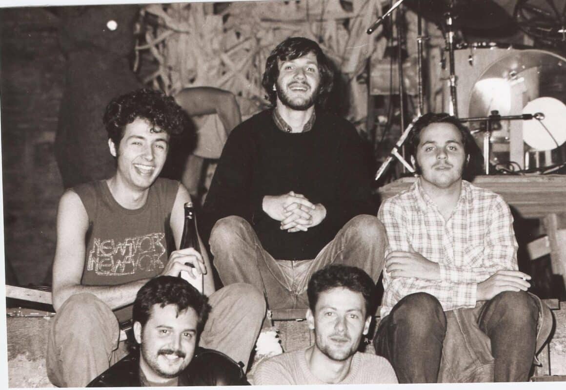 Los Pillos - Corren los primeros años de la década de los ochenta, años flacos en términos de creatividad para el rock argentino, la "golden age" (1964-1975), con grupos como Manal, Gatos, Almendra, Aquelarre, Vox Dei, La Cofradía de la Flor Solar, Montes, Pescado Rabioso y varios más había quedado atrás y cedió a un período de desorientación y música deprimente. Surgen los primeros grupos identificados con los nuevos sonidos europeos y norteamericanos, llámese new wave o punk. Virus (los pioneros, formados a fines de los 70) surgen en la ciudad de La Plata, con un pulso refrescante de rock and roll nuevaolero e influencias como Dr Feelgood. Paralelamente al nacimiento de grupos como Sumo, Soda Stereo o Los Twist (cuyas cronologías son bien conocidas), en Buenos Aires se forman Los Testículos (luego Los Violadores) y Los Laxantes, dos de los primeros grupos punks argentinos, amén de Alerta Roja y Los Baraja (La Plata). Previamente a la formación de Los Pillos, Pablo Esau (batería) formó parte de Los Laxantes, el grupo liderado por Horacio "Gamexane" Villafañe (guitarra y voz). Luego del desbande de Laxantes, Gamexane y Esau forman Control, por el que pasaría también el bajista definitivo de Pillos, Martín Aloé. Este , a su vez, provenía de Los Marginados/ Día D (junto a Gigio y Boxer), segunda camada de los pioneros punks, intrigantes adolescentes que proclamaban a viva voz su preferencia por Eno, Fripp y los Talking Heads. Pero ninguno de estos grupos probaría ser definitivo para estos músicos, ya que pocos años más tarde Gamexane formaría Todos Tus Muertos, en el '84 u '85, uno de los grupos mas exitosos de punk/crossover en español en los noventa. Tambíén sería parte, primero como invitado y luego miembro permanente de Sobrecarga (1982-88), grupo post- punk/new wave con dos LPs editados ("Sentidos congelados" 1986 y "Mentirse y creerse" 1987). Los Pillos