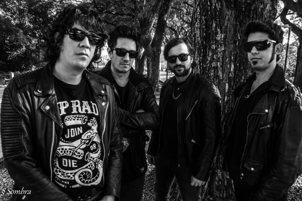 Los Tónicos - Influenciados por The Kinks, Iggy Pop, Van Halen, Leonard Cohen y The Ramones, entre otros, combinan estilos para lograr un rock & blues eléctrico, con puro sonido analógico, disparado a máxima velocidad e intensidad a través de sus cuatro integrantes. Parte de Los Tónicos llegó del movimiento hardcore y Boom Boom Kid y luego de años de recorrer el circuito bajo el nombre Domínguez, la banda encontró su punto. Los Tónicos