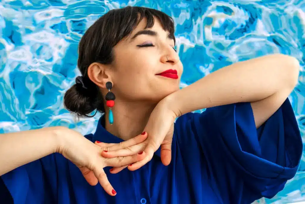 Maca Mona Mu - La cantautora nacida como Macarena Muñoz editó en 2013 "Semillas", un disco para libre descarga en Bandcamp, con 13 canciones, pero sus primeras composiciones se dieron a una muy temprana edad, siendo su manera de canalizar y contar lo que sentía y veía en el mundo. A los 14 escribió los temas que formaron parte de “Explotar”. Maca Mona Mu. Foto: Sol Tunni