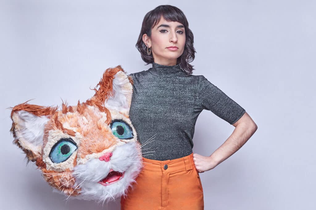 Maca Mona Mu - La cantautora nacida como Macarena Muñoz editó en 2013 "Semillas", un disco para libre descarga en Bandcamp, con 13 canciones, pero sus primeras composiciones se dieron a una muy temprana edad, siendo su manera de canalizar y contar lo que sentía y veía en el mundo. A los 14 escribió los temas que formaron parte de “Explotar”. Maca Mona Mu