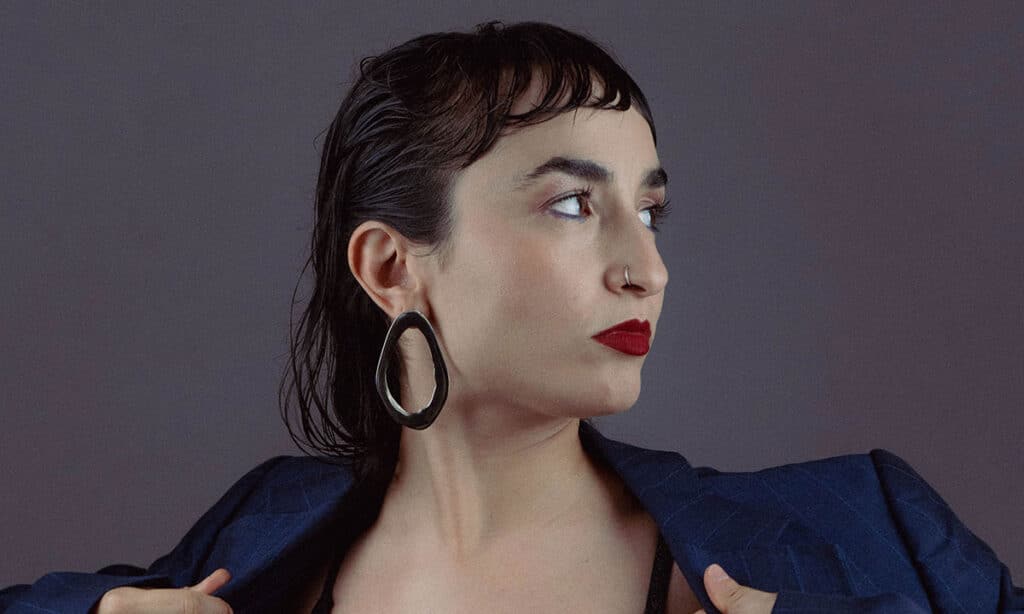 Maca Mona Mu - La cantautora nacida como Macarena Muñoz editó en 2013 "Semillas", un disco para libre descarga en Bandcamp, con 13 canciones, pero sus primeras composiciones se dieron a una muy temprana edad, siendo su manera de canalizar y contar lo que sentía y veía en el mundo. A los 14 escribió los temas que formaron parte de “Explotar”. Maca Mona Mu