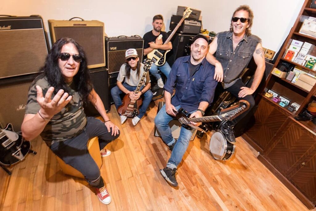 MAD - A mediados del '98 la banda grabó de forma independiente su primer CD titulado "MAD", que consiguió cierta difusión en programas radiales del género. MAD