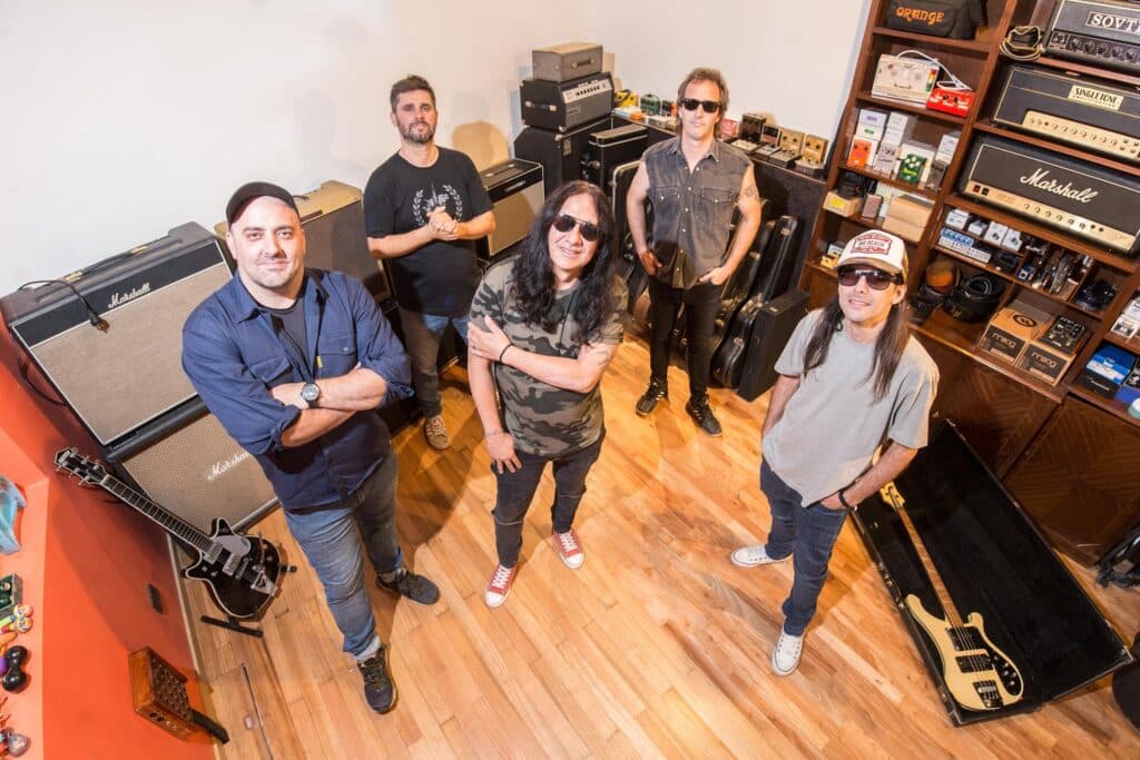 MAD - A mediados del '98 la banda grabó de forma independiente su primer CD titulado "MAD", que consiguió cierta difusión en programas radiales del género. MAD