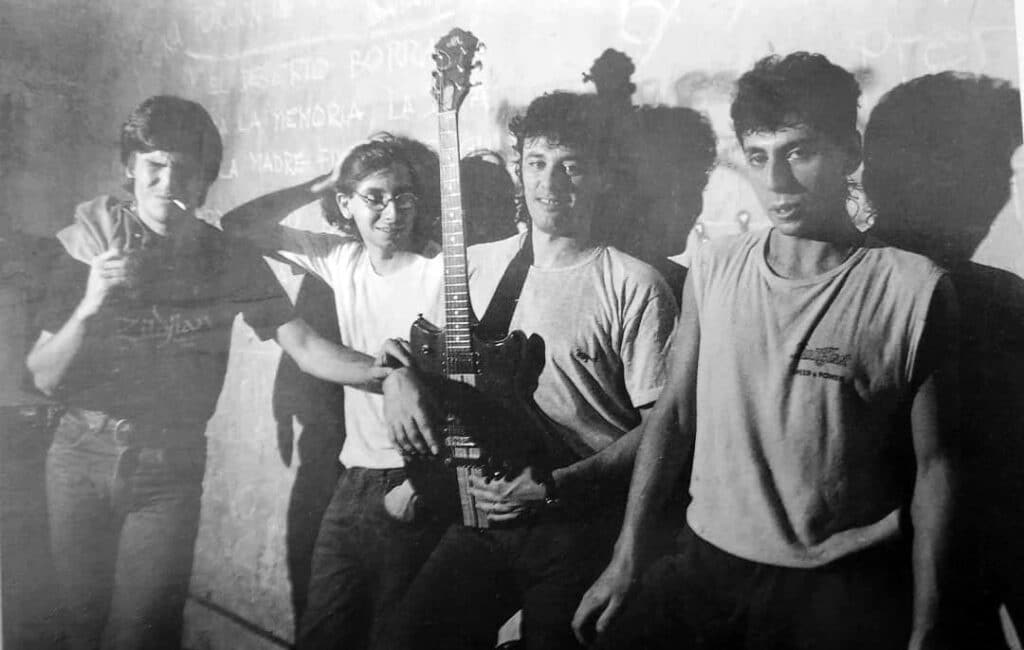 Madre Atómica - La banda regresa en 1985, con César Franov en bajo y Jota Morelli en batería. Luego, Franov es reemplazado por Guillermo Vadalá con quien en 1986 editan su disco debut, "Madre Atómica". Madre Atómica, 1985