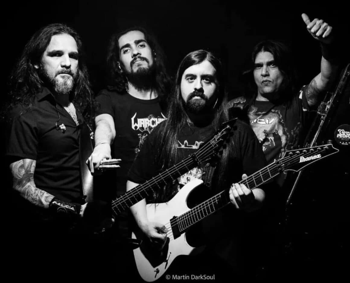 Malicia - En 1995 Maximiliano Escobar (cantante y guitarrista) disuelve la banda que tenía y comienza, con el bajista de entonces, a buscar un baterista para formar una nueva banda heavy metal. Mediante avisos conoce a Favio Guzmán (batero) y comienzan a ensayar en "Arlequines", conocido reducto de jóvenes músicos. Maxi y Favio logran un set de temas interesantes y ya pueden tocar en vivo. Pero la nueva banda todavía no tiene nombre. De una conversación telefónica Maxi propone el nombre "malicia", en alusión clara al mayoritario manejo del mundo de hoy. Y gusta. Malicia