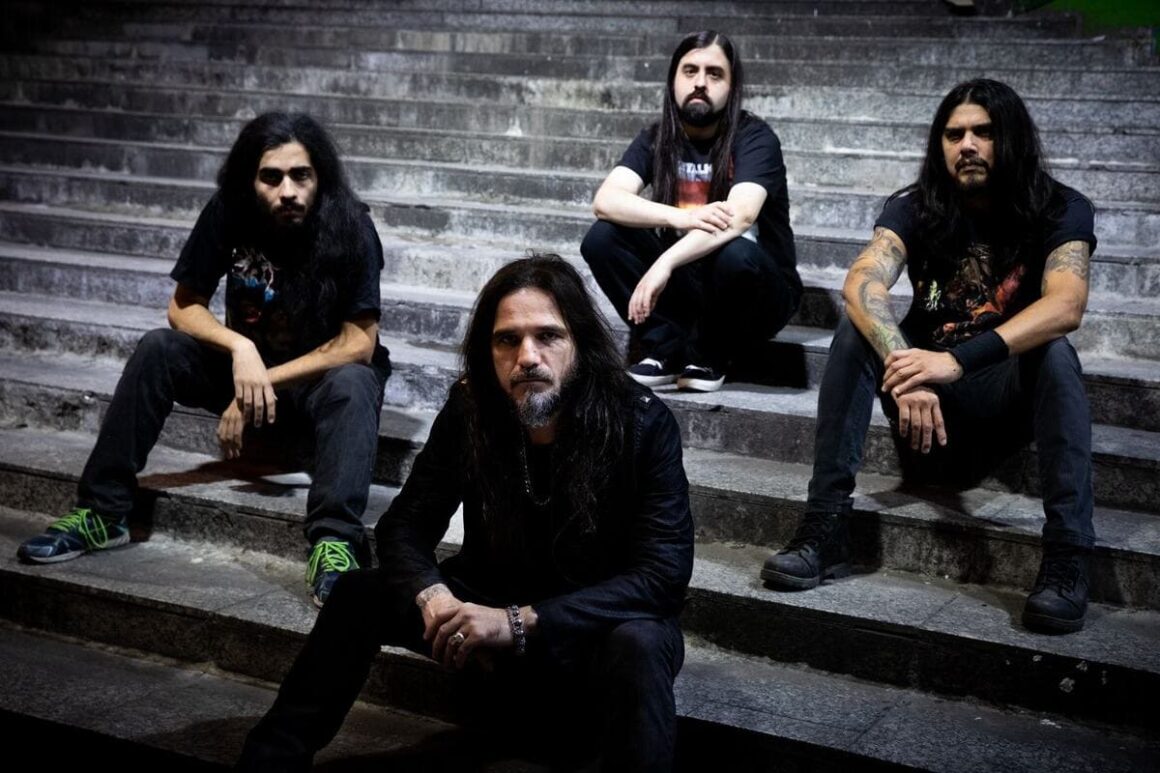 Malicia - En 1995 Maximiliano Escobar (cantante y guitarrista) disuelve la banda que tenía y comienza, con el bajista de entonces, a buscar un baterista para formar una nueva banda heavy metal. Mediante avisos conoce a Favio Guzmán (batero) y comienzan a ensayar en "Arlequines", conocido reducto de jóvenes músicos. Maxi y Favio logran un set de temas interesantes y ya pueden tocar en vivo. Pero la nueva banda todavía no tiene nombre. De una conversación telefónica Maxi propone el nombre "malicia", en alusión clara al mayoritario manejo del mundo de hoy. Y gusta. Malicia