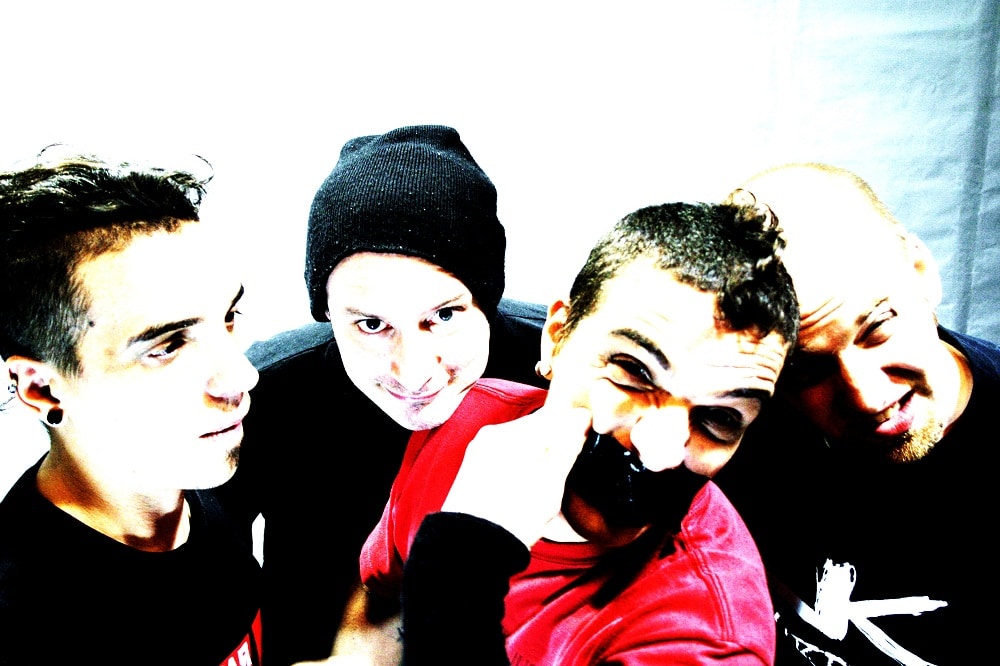 Mal Pasar: "Siempre dijimos lo que pensamos y nos tuvimos que bancar las consecuencias" - Mal Pasar es una de las bandas referentes de la escena punk nacional, sus 20 años de trayectoria y sus siete discos editados los avalan. Para dar con los orígenes del grupo hay que remontarse a mediados de los '90s: “Escuchábamos a los Sex Pistols y ahí surgió la idea de armar un grupo”, explica Carlos Sassone (voz y bajo). Y ya en esos años seminales estaba presente un fuerte compromiso social y una militancia política, que mantienen en la actualidad. “El primer tema (Sáquenme de aquí) del primer disco (Soy la violencia, tu me has creado, de 1997) denuncia con nombre y apellido a Videla, a Massera, a Astiz, a Rico. Ya hay una denuncia explicita, que era muy fuerte para la época. La banda siempre tuvo esa denuncia latente y constante, y es el día de hoy, con el transcurso de los años, seguimos manteniendo el mismo espíritu, la misma lucha al margen de los matices”, sostiene Damián Sassone, baterista del cuarteto, que se completa con los guitarristas Mariano Winitzky y Marcos Cassettari. malpasar