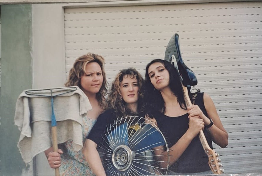 Mata Violeta - Este es un trío femenino de relativa importancia underground en la primera mitad de los '90. Debutaron en un festival callejero en Hurlingham ante 2000 personas, en el cual también participaban Las Pelotas y Los Caballeros de la Quema. Cuando la prensa ya las calificaba como "las chicas del rock", ellas se negaban a utilizar la seducción como atractivo. Florencia Lestani, "Flopa", reemplazó a Nancy González en 1994. mata violeta 1