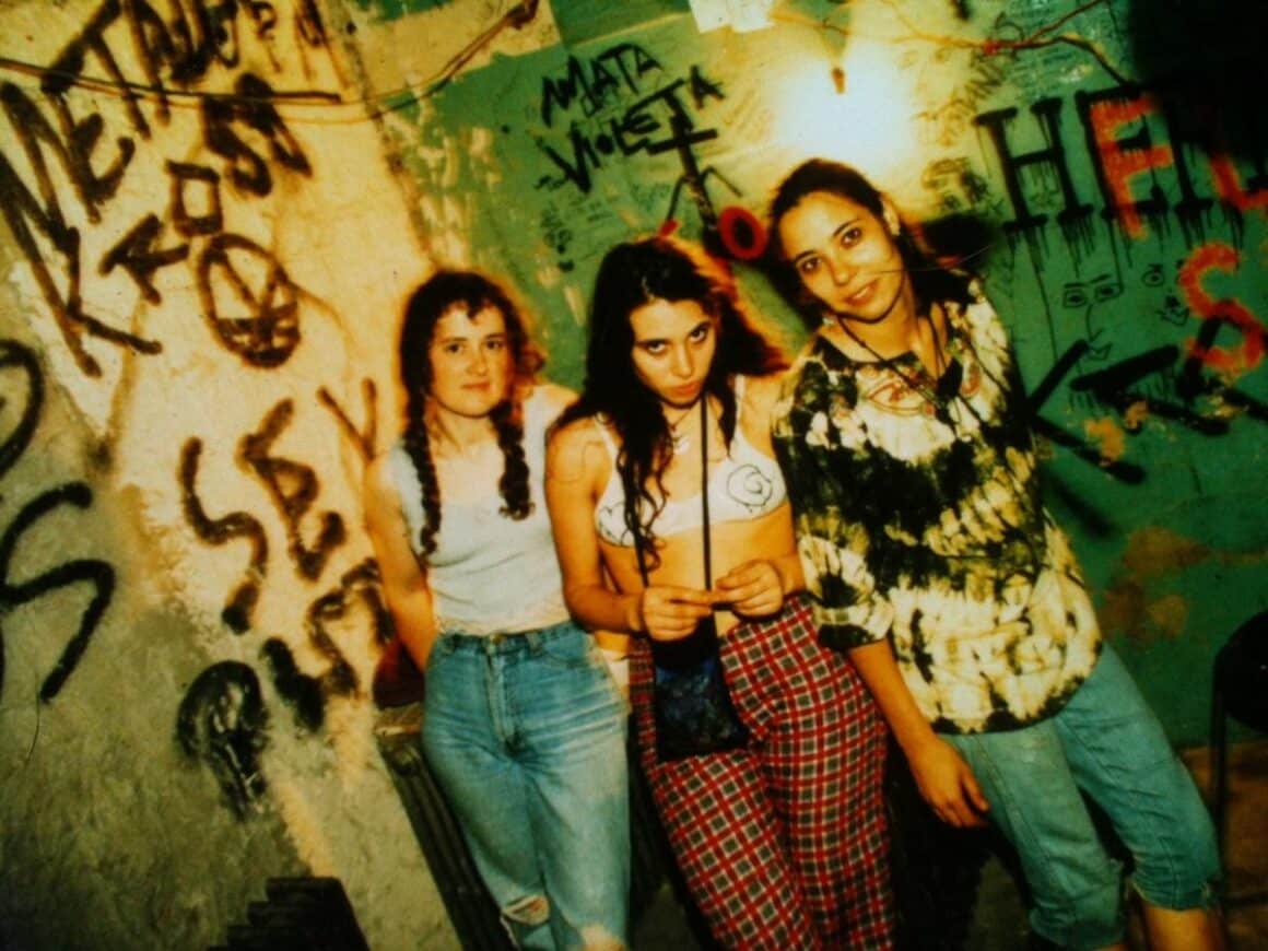 Mata Violeta - Este es un trío femenino de relativa importancia underground en la primera mitad de los '90. Debutaron en un festival callejero en Hurlingham ante 2000 personas, en el cual también participaban Las Pelotas y Los Caballeros de la Quema. Cuando la prensa ya las calificaba como "las chicas del rock", ellas se negaban a utilizar la seducción como atractivo. Florencia Lestani, "Flopa", reemplazó a Nancy González en 1994. mata violeta 2