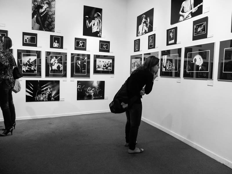 Los opuestos fotográficos de Charlie Piccolli - Charlie Piccolli, fotógrafo y editor especializado en rock, inauguró su muestra "Opuestos fotográficos" en el C.C.Borges, en la cual pueden verse un amplio archivo de artistas de rock nacional, y en su contracara, fotos de la gran Muralla China. La muestra permanecerá hasta el 26 de abril. muestra piccoli