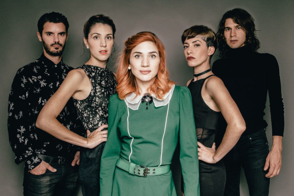 No lo soporto - Este grupo de rock-pop femenino se presentó en el año 2002 como trío, en distintos escenarios de la Capital Federal, entre ellos el Centro Cultural San Martín y el festival Pepsi Music en el Estadio Obras. No lo soporto