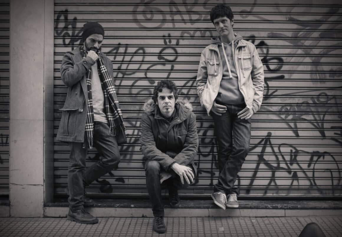 Pájaro Inflamable - Pájaro Inflamable se formó en 1994, tocando luego en varios escenarios porteños. Más tarde, en 1999, editaron un álbum homónimo y a comienzos del 2001 decidieron parar por un tiempo. Después de varias idas y vueltas, la formación se estableció en julio de 2012, cuando ingresó Agustín Harguinteguy en batería al trío formado por Pablo Tartaglia (guitarra, voz) y Diego García (bajo). Pájaro Inflamable