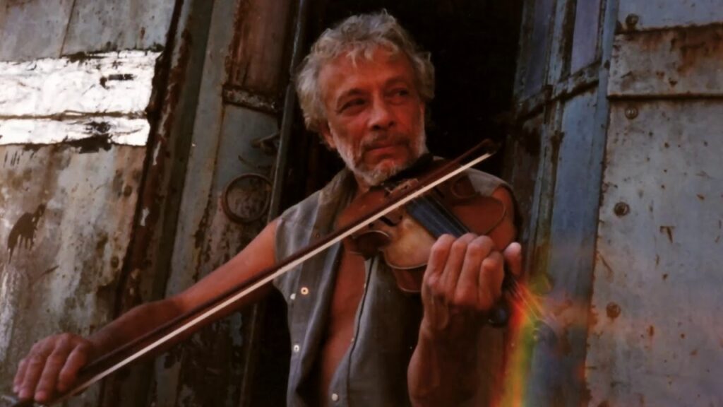 Jorge Pinchevsky - Jorge Pinchevsky (Rosario, 10/09/43) es el violinista más conocido del rock argentino, que se popularizó con La Pesada del Rock and Roll. La suya fue una formación clásica: Conservatorio, Orquesta Sinfónica, Orquesta de la Municipalidad y Orquesta de Cámara de la Universidad, todo en La Plata... hasta que dio con la Cofradía de la Flor Solar (donde se originó La Pesada). «Me encontraban por la calle y me decían que era un traidor a la causa clásica, un deformador de las ideas...», recuerda. Jorge Pinchevsky