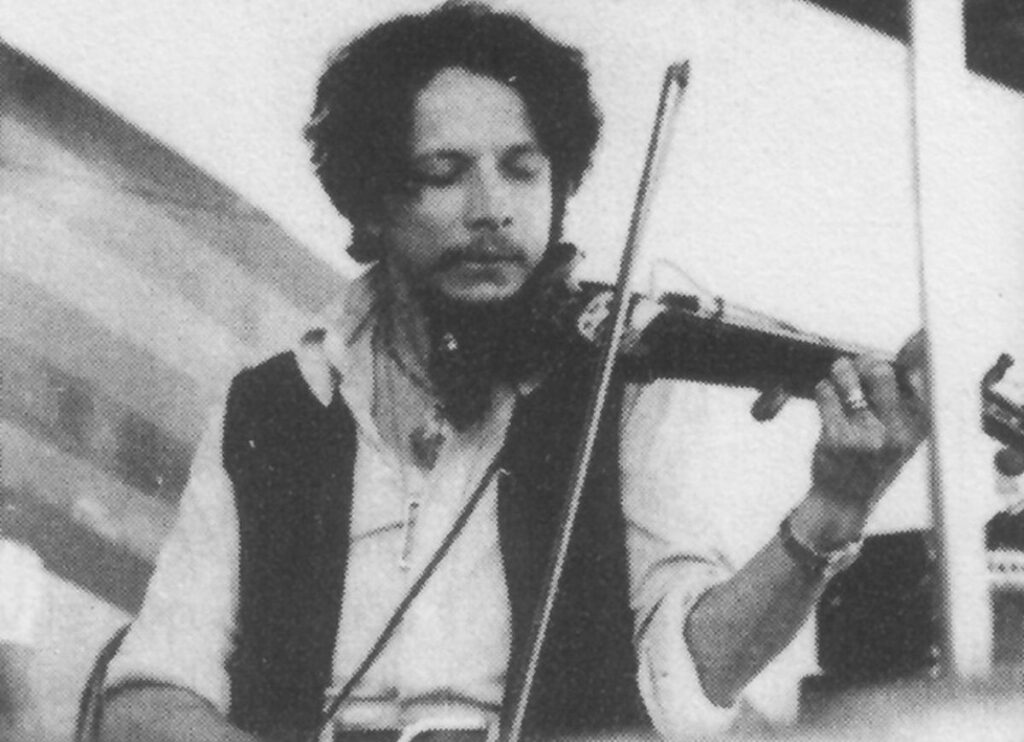 Jorge Pinchevsky - Jorge Pinchevsky (Rosario, 10/09/43) es el violinista más conocido del rock argentino, que se popularizó con La Pesada del Rock and Roll. La suya fue una formación clásica: Conservatorio, Orquesta Sinfónica, Orquesta de la Municipalidad y Orquesta de Cámara de la Universidad, todo en La Plata... hasta que dio con la Cofradía de la Flor Solar (donde se originó La Pesada). «Me encontraban por la calle y me decían que era un traidor a la causa clásica, un deformador de las ideas...», recuerda. Jorge Pinchevsky