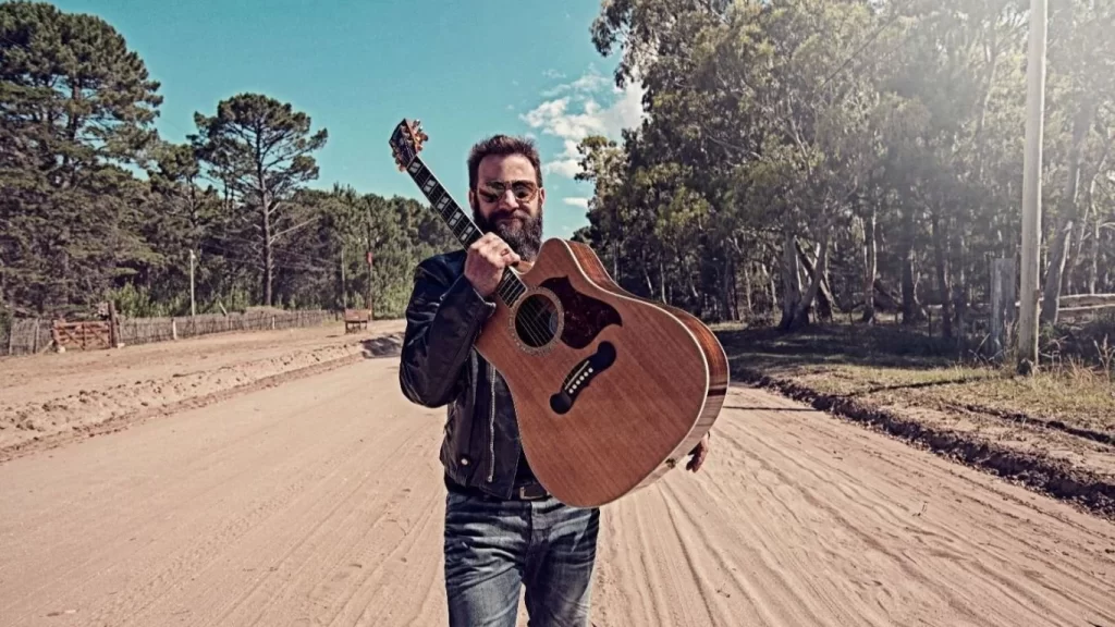 Piti Fernández - El álbum completo se estrenó el 14 de julio de 2017 y contó con la participación de su hermano, un primo y sus sobrinos. “La magia se empezó a dar entre nosotros y en un mes ya teníamos las doce canciones inspiradas en el árbol genealógico de nuestra familia”, comentó el Piti. Piti Fernández