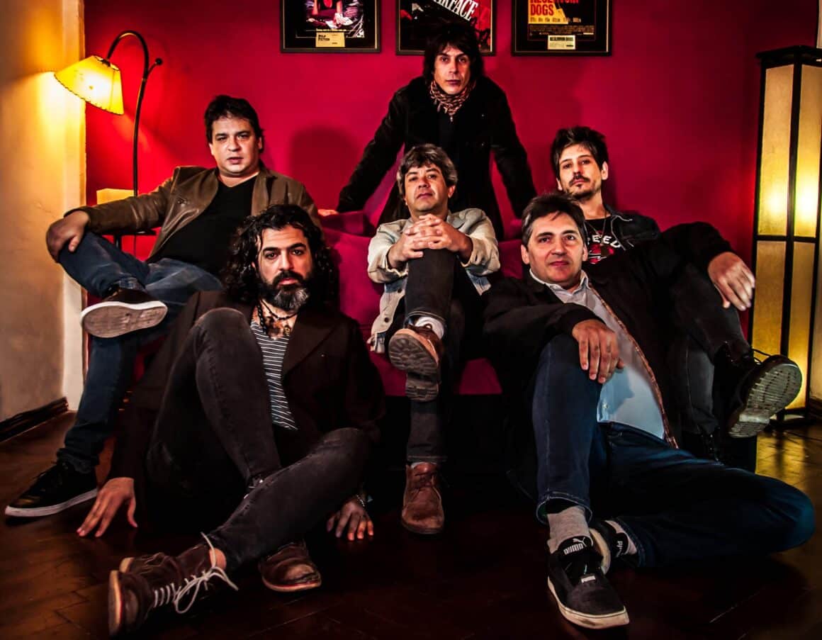 Rockas viejas - Rockas viejas es una banda de Avellaneda. Editó su segundo disco, "Despertate!", en el 2007. Grabado y mezclado en los estudios Del Abasto al Pasto por Alejandro Russo y producido por Ying Yang Records, el primer videoclip perteneció al tema "Qué le voy a hacer". Rockas viejas