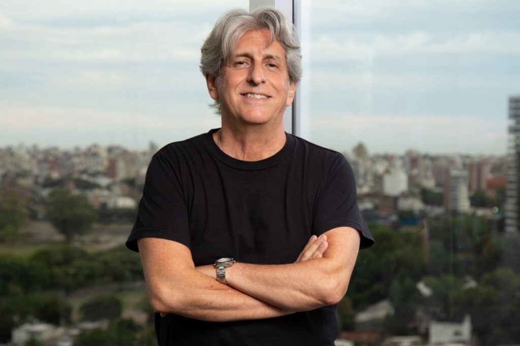 Roque Narvaja - Este cantautor cordobés grabó su primer disco en 1972, luego de tocar la guitarra en La Joven Guardia y el bajo en la banda de Litto Nebbia. Con temática cada vez más politizada, editó dos LPs, antes de radicarse en España. Sin el tono de protesta y con un estilo más pop, alcanzó cierta repercusión en las radios ibéricas. "Amante de cartón" fue su siguiente álbum con difusión en Argentina. Roque Narvaja