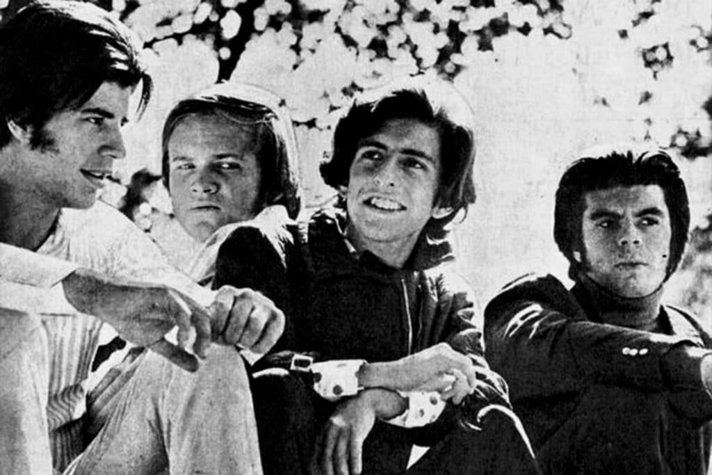 Roque Narvaja - Este cantautor cordobés grabó su primer disco en 1972, luego de tocar la guitarra en La Joven Guardia y el bajo en la banda de Litto Nebbia. Con temática cada vez más politizada, editó dos LPs, antes de radicarse en España. Sin el tono de protesta y con un estilo más pop, alcanzó cierta repercusión en las radios ibéricas. "Amante de cartón" fue su siguiente álbum con difusión en Argentina. Roque Narvaja con La Joven Guardia