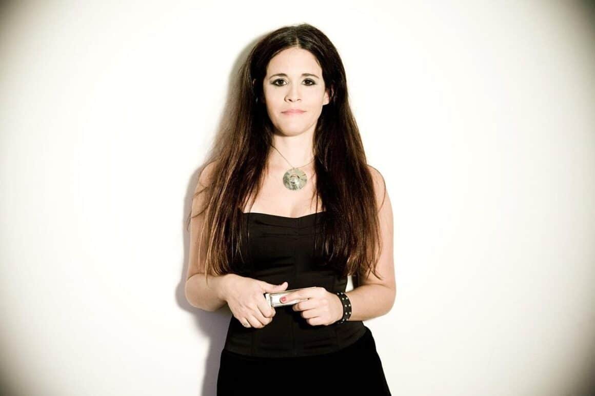 Sandra Vázquez - Sandra Vazquez es una cantante y armoniquista de Buenos Aires que fue convocada por León Gieco en el 2001 como artista invitada a sus show, para recorrer los escenarios mas importante de la Argentina: Luna Park, ND/Ateneo, Quilmes Rock, Cosquín Rock, Villa Gessell Rock y Teatro Broadway (Rosario), entre otros. Sus participaciones quedaron registradas en el disco en vivo "El vivo de León". Sandra Vázquez