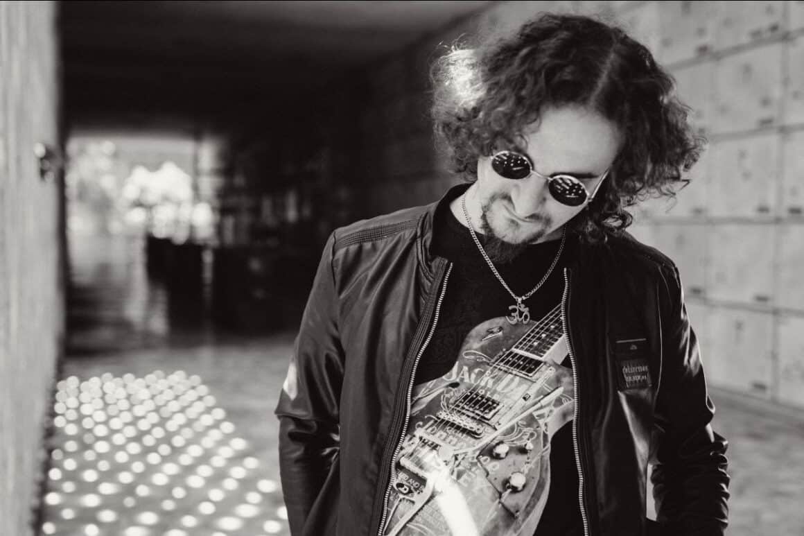 Santiago Gonella - La data del artista, según su propia info de prensa: Santi Gonella