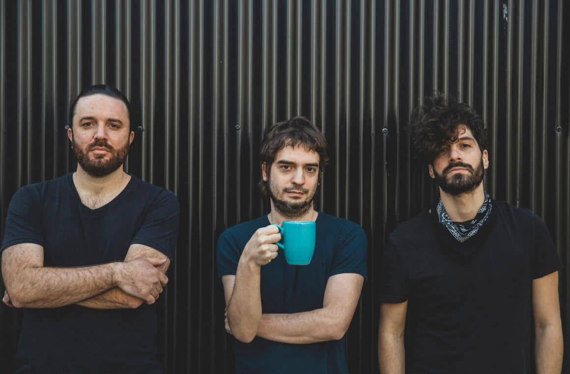 Superchería - En 2010, Superchería saca su primer larga duración titulado Una casa detrás. Un disco con 10 temas, producido por Tatú Estela, ingeniero de sonido que en su larga trayectoria trabajó con Santaolalla, Drexler y Divididos, entre otros. Entre 2010 y 2012 se destacaron shows en el Konex, una gira por Brasil y su propio ciclo de recitales El ciclo detrás. Superchería