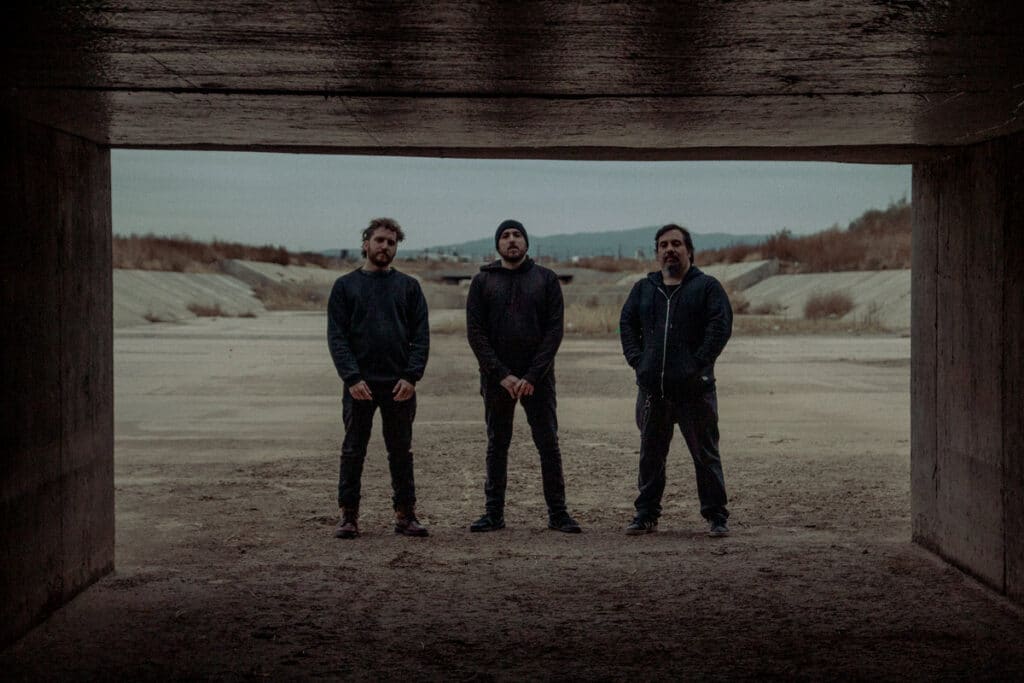 Sur oculto - En enero de 2002 la banda grabó su primer disco independiente llamado "Sur Oculto Trío". Sur oculto