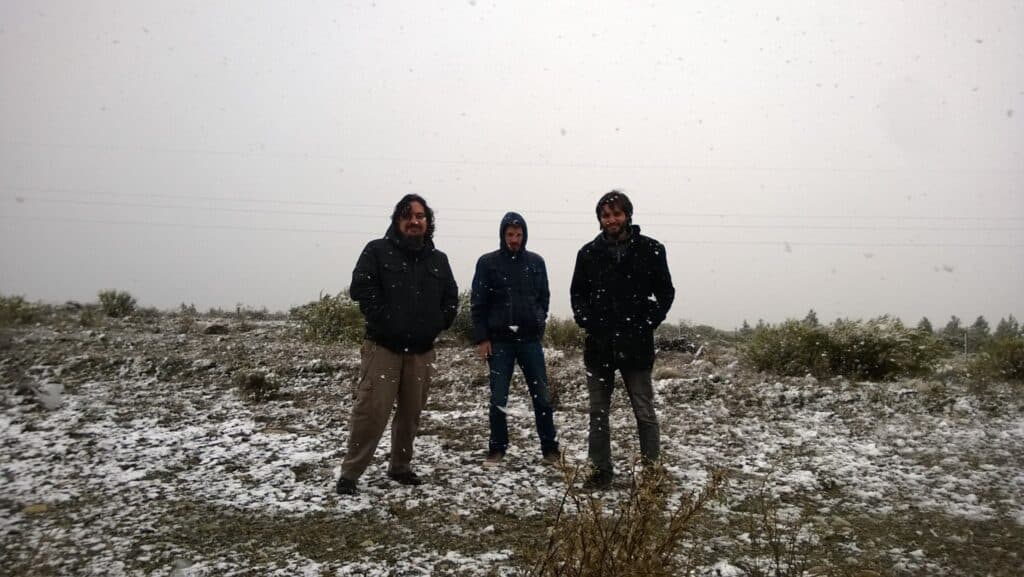 Sur oculto - En enero de 2002 la banda grabó su primer disco independiente llamado "Sur Oculto Trío". Sur oculto, 2015