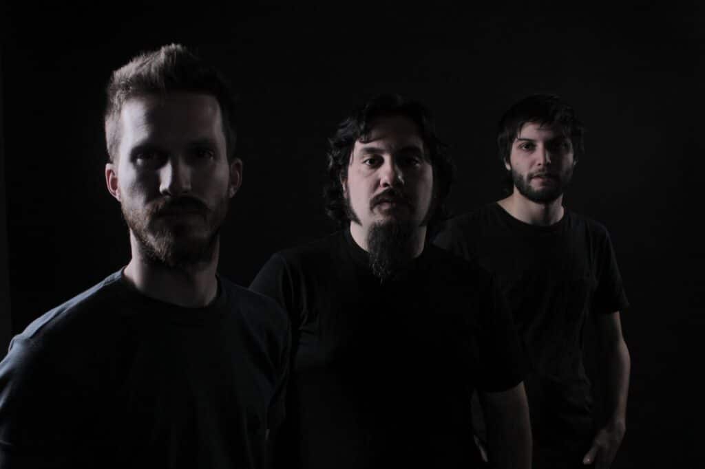 Sur oculto - En enero de 2002 la banda grabó su primer disco independiente llamado "Sur Oculto Trío". Sur oculto, 2020