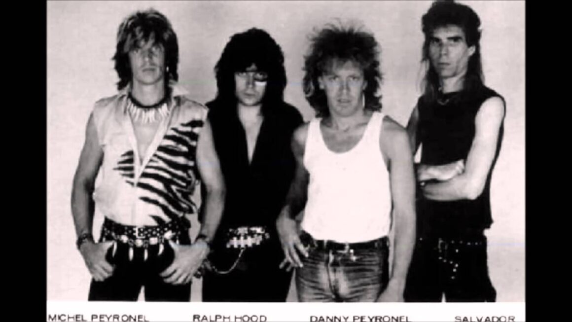 Tarzen - El baterista Michel Peyronel, ex RIFF, se radicó en España luego de la edición de su disco solista. Allí formó Tarzen, junto a su hermano Danny y a un conocido guitarrista español, Salvador Domínguez, ambos provenientes del grupo local Banzai. La banda se completaría con Ralph Hood, bajista y guitarrista británico. Y más adelante se sumaría el guitarrista Gady Pampillón. tarzen
