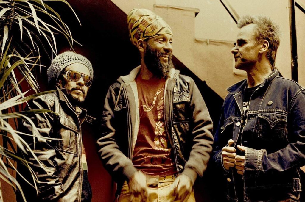 Todos Tus Muertos - Si bien habían participado informalmente de algunos festivales, Todos Tus Muertos regresó a escena con Pablo Molina como único cantante en el marco del Festival Oye Reggae, en enero del 2006 en las sierras de Córdoba. Ese año giraron por México y editaron el disco "Re-unión en vivo". Luego, continuaron con los shows con la formación Pablo Molina (voz); Felix Gutiérrez (bajo y coros); Gamexane Villafañe (guitarra y coros); Christian Fabrizio (batería) y Germán Alvarez (teclado y coros). Todos Tus Muertos