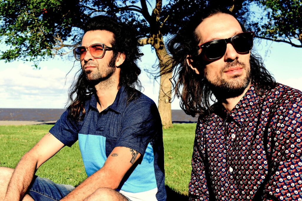 Toponauta - Toponauta cuenta en su haber con tres trabajos discográficos. El primero de ellos vio la luz en 2003 dándose el lujo de verse agotado en su ciudad natal. Luego, en 2006 y bajo el título de "Electric Pomada" llegó el EP, grabado íntegramente en Capital Federal. Ése mismo año se hicieron acreedores del 1er Premio Música Rock VII Bienal de Arte Joven y 1er Premio Concurso Obras de Rock Nacional (otorgado por el Fondo Nacional de las Artes) a la canción "Resbalón", incluida en "Guiso", su siguiente placa cuya salida se concretaría en 2007. Toponauta, 2019