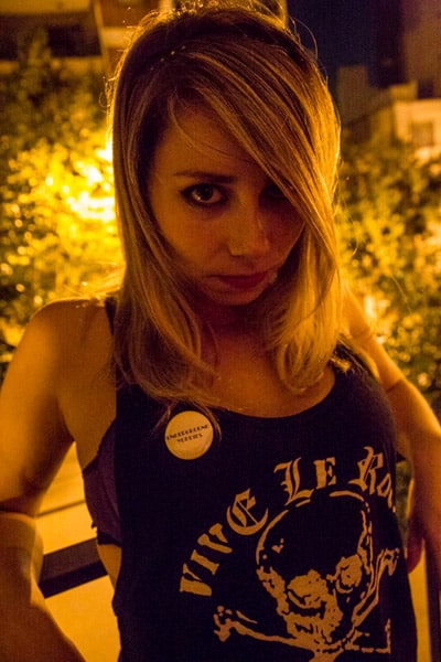Les presentamos a los Underground Yuppies: DDT - "Las bandas subterraneas minan 'el campo del rock'. Estas bandas underground son los actores de este campo y entre ellas compiten a fin de obtener capital simbólico". Ésta es una de las primeras frases del libro "Underground Yuppies", de Virginia Guerreg, el libro blanco de DDT, cuya portada está austeramente adornada por la cabeza de la re-edición del disco "Modelo '96". underground yuppies