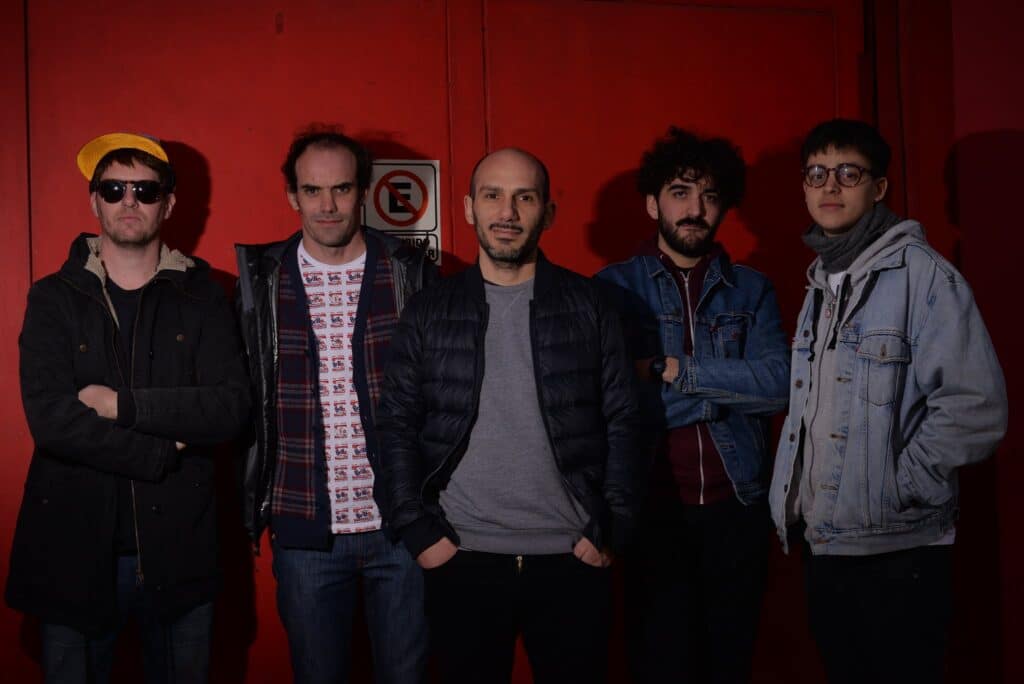 Valentín y Los Volcanes - En 2010 Valentín lanza su primer videoclip: "Piedras al Lago". Se trata de una videoanimación realizada por el propio Jo Goyeneche, y cuenta con la participación de Daniel Johnston, quien presta su voz para presentar a la banda en un ficticio show televisivo. Tres años después, el 23 y 24 de abril de 2013, Daniel Johnston invita al cantante de Valentín y los Volcanes a acompañarlo en los dos shows que brinda en el Club Niceto. Valentín y Los Volcanes