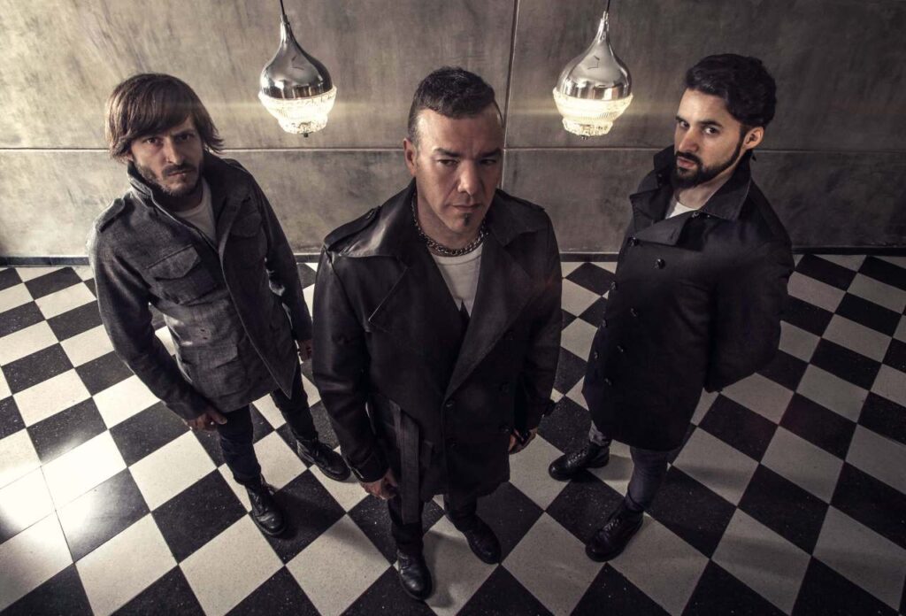 Vanthra - El primer álbum de esta propuesta también fue anticipada junto a la presencia de un DVD, ambos en formato digital y físico. Las 11 canciones que integran del disco llevan al oyente a una expedición por ríos, valles, montañas, la inmensidad. El intenso recorrido del guerrero, las danzas tribales y esa sensación de lo distinto es lo primero que aflora. La idea de hacer un DVD fue para plasmar todo esto audiovisualmente. Además se sumaron imágenes de la grabación del disco en Córdoba, su presentación en la ceremonia de los Premios Gardel y en el Cosquin Rock 2018 para poder contar la historia de este power trio. Vanthra