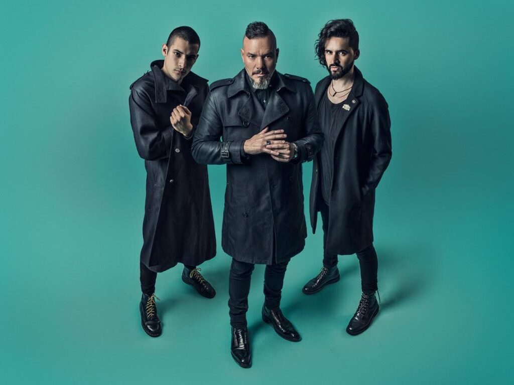 Vanthra - El primer álbum de esta propuesta también fue anticipada junto a la presencia de un DVD, ambos en formato digital y físico. Las 11 canciones que integran del disco llevan al oyente a una expedición por ríos, valles, montañas, la inmensidad. El intenso recorrido del guerrero, las danzas tribales y esa sensación de lo distinto es lo primero que aflora. La idea de hacer un DVD fue para plasmar todo esto audiovisualmente. Además se sumaron imágenes de la grabación del disco en Córdoba, su presentación en la ceremonia de los Premios Gardel y en el Cosquin Rock 2018 para poder contar la historia de este power trio. Vanthra