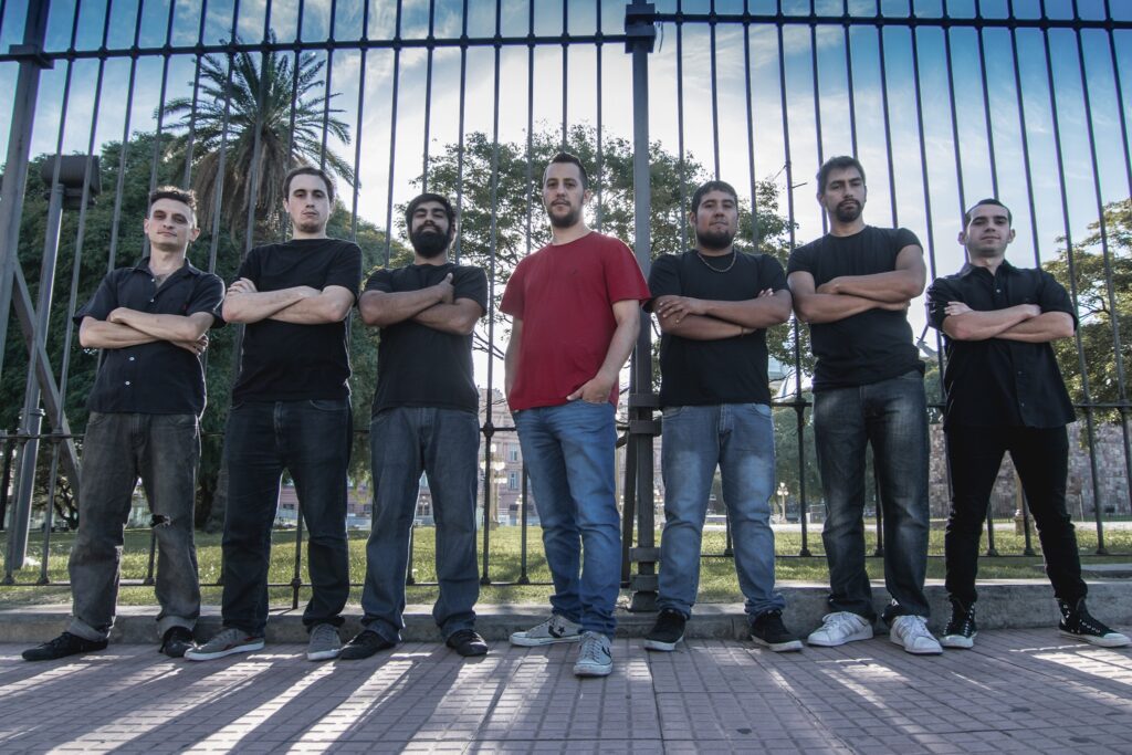 Vuelta en Falso - La banda nace en abril del 2010, en la Ciudad de Buenos Aires, cuando un grupo de conocidos deciden formar una banda. Los guitarristas, Santi y Pampa, ya se conocían de antes y hacía tiempo venían zapando juntos. Uno de estos conocía a Lele (voz) y Marian (armónica) por medio de recitales. Se juntaron, y ese mismo día en un bar, nace lo que luego se conocería como Vuelta en Falso. El próximo paso era encontrar un bajista: así se incorpora Dengue. Solo restaba conseguir baterista. Nahuel, quién ya conocía a algunos integrantes, se suma a los ensayos y toma la posta en la batería, completando así la formación de la banda. Vuelta en Falso