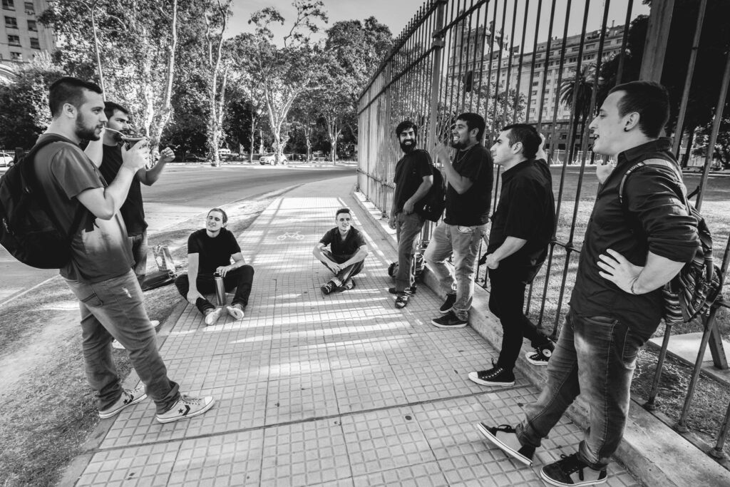 Vuelta en Falso - La banda nace en abril del 2010, en la Ciudad de Buenos Aires, cuando un grupo de conocidos deciden formar una banda. Los guitarristas, Santi y Pampa, ya se conocían de antes y hacía tiempo venían zapando juntos. Uno de estos conocía a Lele (voz) y Marian (armónica) por medio de recitales. Se juntaron, y ese mismo día en un bar, nace lo que luego se conocería como Vuelta en Falso. El próximo paso era encontrar un bajista: así se incorpora Dengue. Solo restaba conseguir baterista. Nahuel, quién ya conocía a algunos integrantes, se suma a los ensayos y toma la posta en la batería, completando así la formación de la banda. Vuelta en Falso