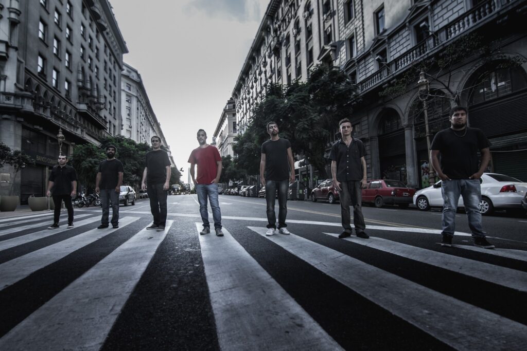 Vuelta en Falso - La banda nace en abril del 2010, en la Ciudad de Buenos Aires, cuando un grupo de conocidos deciden formar una banda. Los guitarristas, Santi y Pampa, ya se conocían de antes y hacía tiempo venían zapando juntos. Uno de estos conocía a Lele (voz) y Marian (armónica) por medio de recitales. Se juntaron, y ese mismo día en un bar, nace lo que luego se conocería como Vuelta en Falso. El próximo paso era encontrar un bajista: así se incorpora Dengue. Solo restaba conseguir baterista. Nahuel, quién ya conocía a algunos integrantes, se suma a los ensayos y toma la posta en la batería, completando así la formación de la banda. Vuelta en Falso