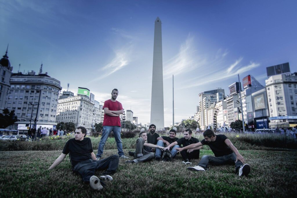 Vuelta en Falso - La banda nace en abril del 2010, en la Ciudad de Buenos Aires, cuando un grupo de conocidos deciden formar una banda. Los guitarristas, Santi y Pampa, ya se conocían de antes y hacía tiempo venían zapando juntos. Uno de estos conocía a Lele (voz) y Marian (armónica) por medio de recitales. Se juntaron, y ese mismo día en un bar, nace lo que luego se conocería como Vuelta en Falso. El próximo paso era encontrar un bajista: así se incorpora Dengue. Solo restaba conseguir baterista. Nahuel, quién ya conocía a algunos integrantes, se suma a los ensayos y toma la posta en la batería, completando así la formación de la banda. Vuelta en Falso