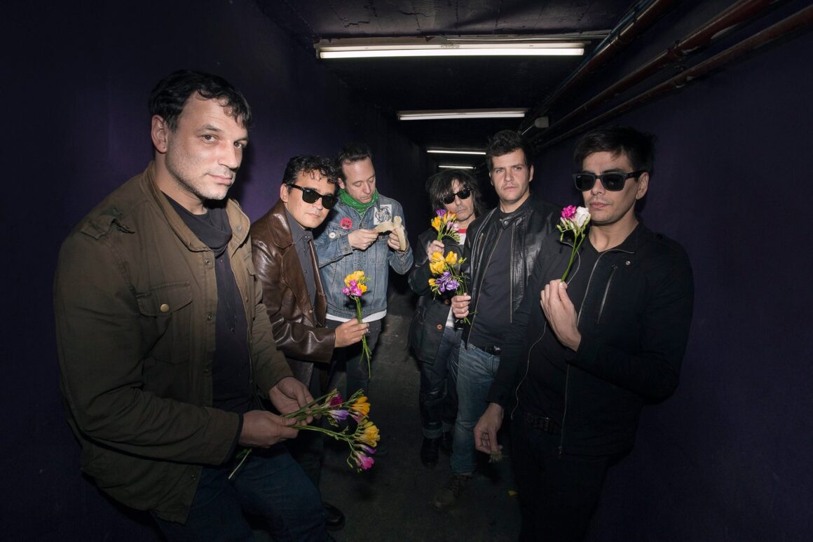Error positivo - Error Positivo es una banda que une naturalmente el rock de los 80 con la psicodelia californiana y el brit. Con guitarras sucias y melodias luminosas logran en sus canciones la hermosa combinacion entre la crudeza y la calidez del rock. Durante sus shows aparecen los espiritus de Pachuco Cadaver, Don Cornelio y la Zona, The Church, Bowie, Almendra, Sumo, Brian Jonestown Massacre, Sonic Youth o The Kinks, entre otros. Error Positivo esta presentando “El misterioso asesinato de la actriz porno”, su 2do EP, basado en canciones sucias, aires folk y dias de improvisacion sobre instrumentos como sonajeros, teclados de juguetes y pedales de efectos. “El misterioso asesinato de la actriz porno” fue grabado de manera independiente en el estudio Mudo Zen, en Villa Devoto, con la produccion de Error Positivo y Sebastian Hilman. El nombre del EP surge de un graph en la pantalla del canal de noticias argentino “TN” que informaba sobre la muerte de Vanesa Ortiz, una joven actriz de películas pornograficas argentina que apareció muerta en México. Error positivo