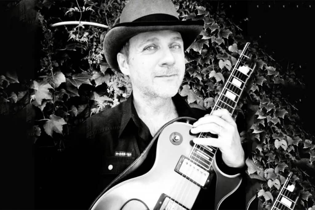 Fernando Kabusacki - Fernando Kabusacki (Rosario, 1965) es uno de los principales exponentes de la nueva música instrumental argentina. Toca guitarras eléctricas, acústicas y sintetizadas y reparte su año entre Tokio y Buenos Aires. Compone música para dibujos animados, cine y teatro. Es guitarrista de Charly García (con quien grabó su último álbum “La lógica del escorpión”), de Francisco Bochatón y fue miembro de la banda de María Gabriela Epumer y de Juana Molina, entre muchos otros. En el '88 conoció en Londres a Robert Fripp (guitarrista de David Bowie, King Crimson y Peter Gabriel, entre otros), con quien estudió, tocó y se mantienen desde entonces muy vinculados. Desde 1991 dirige y coordina La National Film Chamber Orchestra, con la cual musicaliza en vivo películas mudas, proyecto con el que estuvo varios años en Museo de Arte Latinoamericano en Buenos Aires (MALBA), en La TV Pública, en la escuela de cine ENERC y en La Usina del Arte. Fernando Kabusacki. Foto: Télam