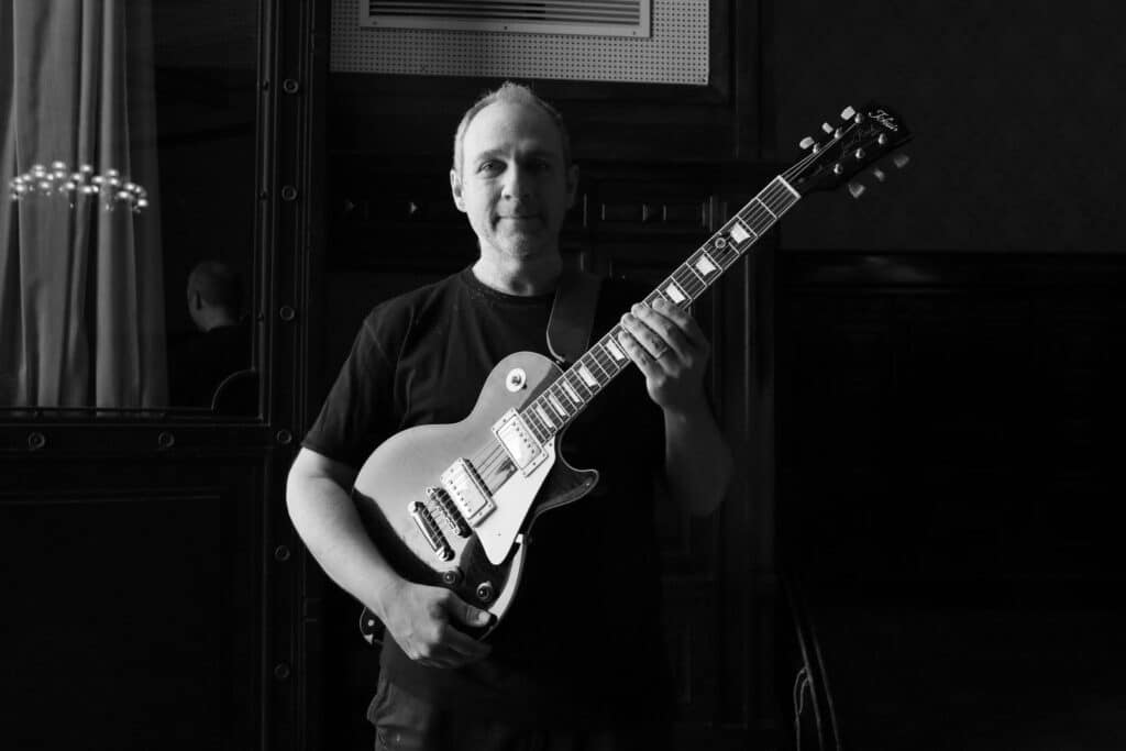 Fernando Kabusacki - Fernando Kabusacki (Rosario, 1965) es uno de los principales exponentes de la nueva música instrumental argentina. Toca guitarras eléctricas, acústicas y sintetizadas y reparte su año entre Tokio y Buenos Aires. Compone música para dibujos animados, cine y teatro. Es guitarrista de Charly García (con quien grabó su último álbum “La lógica del escorpión”), de Francisco Bochatón y fue miembro de la banda de María Gabriela Epumer y de Juana Molina, entre muchos otros. En el '88 conoció en Londres a Robert Fripp (guitarrista de David Bowie, King Crimson y Peter Gabriel, entre otros), con quien estudió, tocó y se mantienen desde entonces muy vinculados. Desde 1991 dirige y coordina La National Film Chamber Orchestra, con la cual musicaliza en vivo películas mudas, proyecto con el que estuvo varios años en Museo de Arte Latinoamericano en Buenos Aires (MALBA), en La TV Pública, en la escuela de cine ENERC y en La Usina del Arte. Fernando Kabusacki