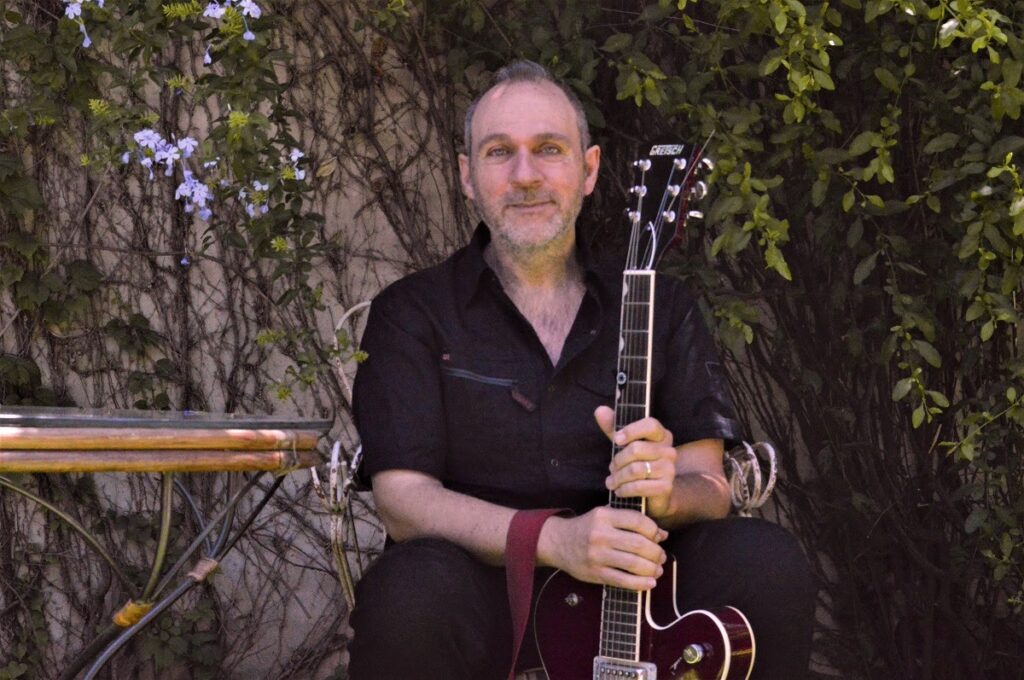 Fernando Kabusacki - Fernando Kabusacki (Rosario, 1965) es uno de los principales exponentes de la nueva música instrumental argentina. Toca guitarras eléctricas, acústicas y sintetizadas y reparte su año entre Tokio y Buenos Aires. Compone música para dibujos animados, cine y teatro. Es guitarrista de Charly García (con quien grabó su último álbum “La lógica del escorpión”), de Francisco Bochatón y fue miembro de la banda de María Gabriela Epumer y de Juana Molina, entre muchos otros. En el '88 conoció en Londres a Robert Fripp (guitarrista de David Bowie, King Crimson y Peter Gabriel, entre otros), con quien estudió, tocó y se mantienen desde entonces muy vinculados. Desde 1991 dirige y coordina La National Film Chamber Orchestra, con la cual musicaliza en vivo películas mudas, proyecto con el que estuvo varios años en Museo de Arte Latinoamericano en Buenos Aires (MALBA), en La TV Pública, en la escuela de cine ENERC y en La Usina del Arte. Fernando Kabusacki. Foto: Julia Rabanal
