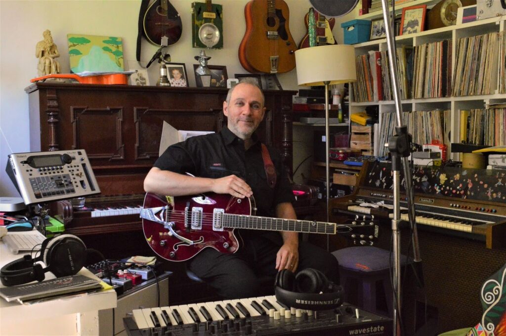 Fernando Kabusacki - Fernando Kabusacki (Rosario, 1965) es uno de los principales exponentes de la nueva música instrumental argentina. Toca guitarras eléctricas, acústicas y sintetizadas y reparte su año entre Tokio y Buenos Aires. Compone música para dibujos animados, cine y teatro. Es guitarrista de Charly García (con quien grabó su último álbum “La lógica del escorpión”), de Francisco Bochatón y fue miembro de la banda de María Gabriela Epumer y de Juana Molina, entre muchos otros. En el '88 conoció en Londres a Robert Fripp (guitarrista de David Bowie, King Crimson y Peter Gabriel, entre otros), con quien estudió, tocó y se mantienen desde entonces muy vinculados. Desde 1991 dirige y coordina La National Film Chamber Orchestra, con la cual musicaliza en vivo películas mudas, proyecto con el que estuvo varios años en Museo de Arte Latinoamericano en Buenos Aires (MALBA), en La TV Pública, en la escuela de cine ENERC y en La Usina del Arte. Fernando Kabusacki. Foto: Julia Rabanal