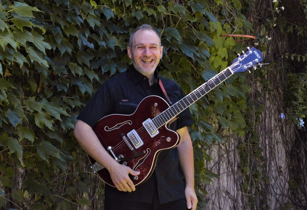 Fernando Kabusacki - Fernando Kabusacki (Rosario, 1965) es uno de los principales exponentes de la nueva música instrumental argentina. Toca guitarras eléctricas, acústicas y sintetizadas y reparte su año entre Tokio y Buenos Aires. Compone música para dibujos animados, cine y teatro. Es guitarrista de Charly García (con quien grabó su último álbum “La lógica del escorpión”), de Francisco Bochatón y fue miembro de la banda de María Gabriela Epumer y de Juana Molina, entre muchos otros. En el '88 conoció en Londres a Robert Fripp (guitarrista de David Bowie, King Crimson y Peter Gabriel, entre otros), con quien estudió, tocó y se mantienen desde entonces muy vinculados. Desde 1991 dirige y coordina La National Film Chamber Orchestra, con la cual musicaliza en vivo películas mudas, proyecto con el que estuvo varios años en Museo de Arte Latinoamericano en Buenos Aires (MALBA), en La TV Pública, en la escuela de cine ENERC y en La Usina del Arte. Fernando Kabusacki. Foto: Julia Rabanal
