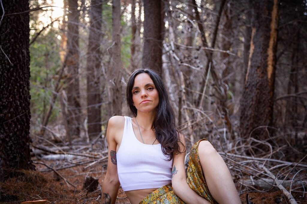 Loli Molina - Loli Molina es una cantautora y guitarrista argentina radicada en México, ganadora de un premio MTV Latinoamérica y nominada en varias oportunidades a los Premios Gardel. Loli Molina