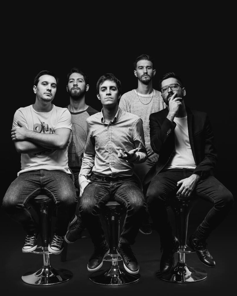 Paraleia - La historia de la banda, según su propia página web: Paraleia es una banda indie pop-rock oriunda de Castelar (Zona oeste del Gran Buenos Aires) integrada por Francisco Carlucci, Juan Ignacio Ares, Nicolás Ezquerra, Bart Salaverry y Maximiliano Pirro. A lo largo de su carrera se presentaron en destacadas salas de la escena local y festivales como Rock Solidario por Techo de Leaf Social, Morón Rock, el 60 aniversario de Tres de Febrero, entre otros. A la fecha que cuenta con 3 discos de estudio, una edición especial de reversiones y varios singles en su haber. . Paraleia Paraleia Paraleia Paraleia Paraleia Paraleia