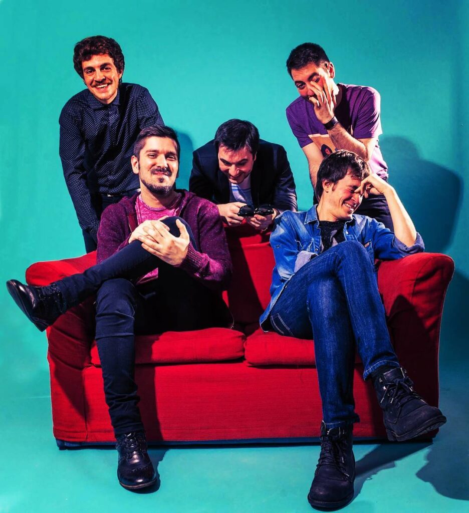 Paraleia - La historia de la banda, según su propia página web: Paraleia es una banda indie pop-rock oriunda de Castelar (Zona oeste del Gran Buenos Aires) integrada por Francisco Carlucci, Juan Ignacio Ares, Nicolás Ezquerra, Bart Salaverry y Maximiliano Pirro. A lo largo de su carrera se presentaron en destacadas salas de la escena local y festivales como Rock Solidario por Techo de Leaf Social, Morón Rock, el 60 aniversario de Tres de Febrero, entre otros. A la fecha que cuenta con 3 discos de estudio, una edición especial de reversiones y varios singles en su haber. . Paraleia Paraleia Paraleia Paraleia Paraleia Paraleia
