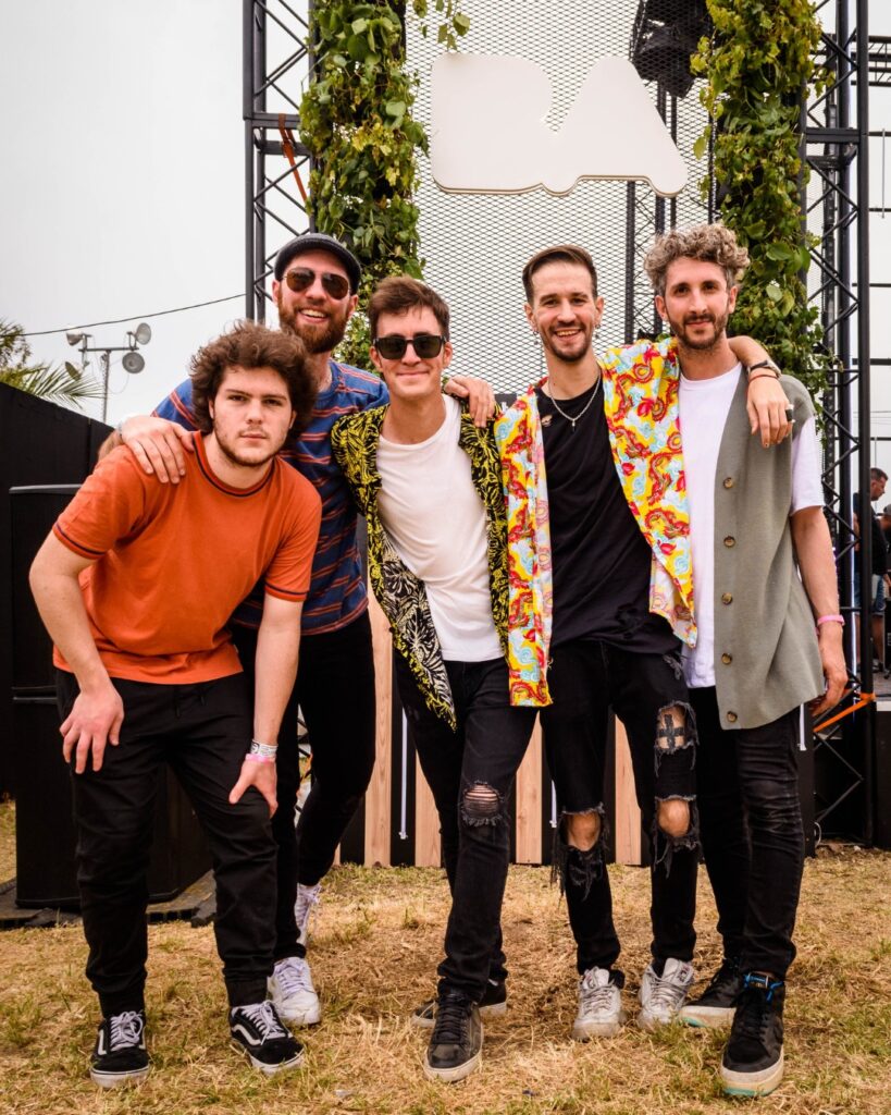Paraleia - La historia de la banda, según su propia página web: Paraleia es una banda indie pop-rock oriunda de Castelar (Zona oeste del Gran Buenos Aires) integrada por Francisco Carlucci, Juan Ignacio Ares, Nicolás Ezquerra, Bart Salaverry y Maximiliano Pirro. A lo largo de su carrera se presentaron en destacadas salas de la escena local y festivales como Rock Solidario por Techo de Leaf Social, Morón Rock, el 60 aniversario de Tres de Febrero, entre otros. A la fecha que cuenta con 3 discos de estudio, una edición especial de reversiones y varios singles en su haber. . Paraleia Paraleia Paraleia Paraleia Paraleia Paraleia
