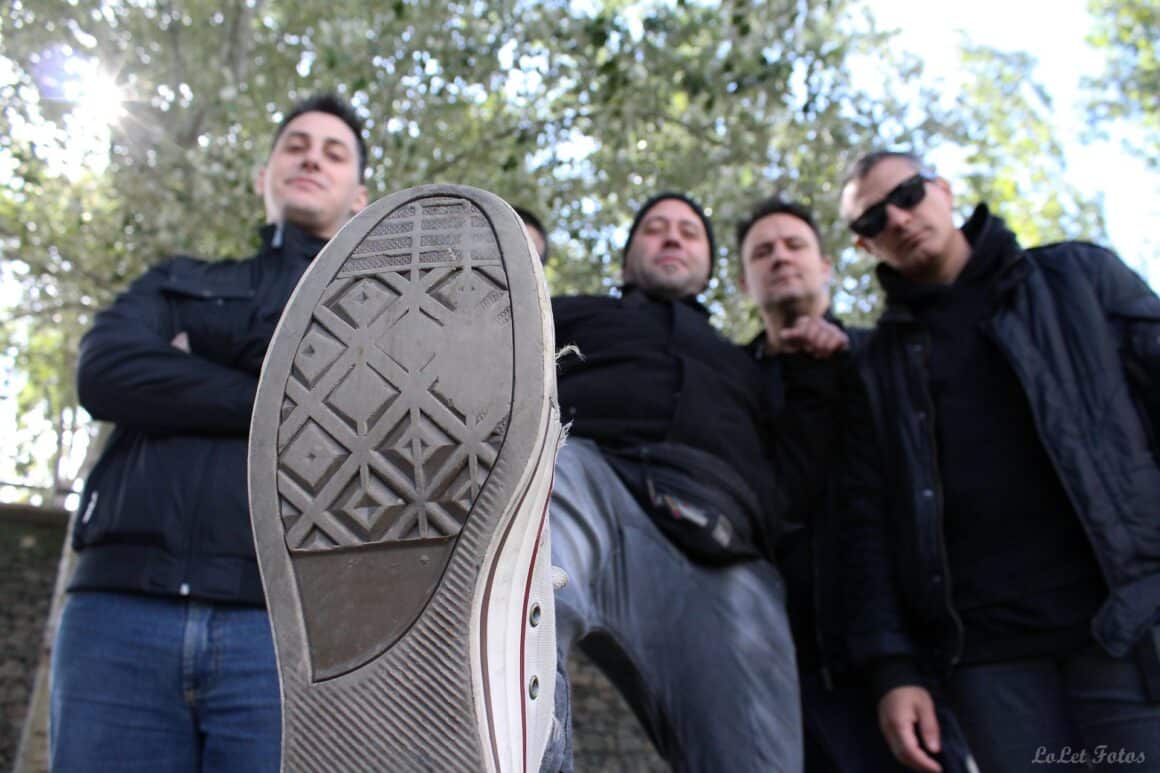 Trapacero - Trapacero nace a mediados del año 2008 de la disolución de otras bandas formándose en principio con Darío Cancela en las voces, Gabbe en la guitarra, Nicolás Magnífico en el bajo y Daniel Ruberto en la batería con la idea de hacer una banda de rock con influencias marcadas de la escena española. A los pocos meses de comenzar graban su primer EP titulado “Tinta – Corazón” de manera independiente compuesto por seis temas que serían dados a conocer en recitales durante todo el año 2009. Antes de hacer su primera presentación en vivo se suma la guitarra de Germán Martínez de la mano de Daniel para hacerse cargo de las melodías y solos. A fines del mismo 2009, Nicolás y Daniel deciden apartarse de la banda y Trapacero queda en un estado de suspenso y con futuro incierto. Con la idea de no dejar morir el EP y darle un re-lanzamiento mientras se suman nuevos integrantes, se busca la colaboración de reconocidos artistas españoles en su escena para que presten su voz en las canciones del mismo. Finalmente consiguen que Ricardo de Eslabón, Maxi de Fe De Ratas, Marcos de Gritando En Silencio, Lulú de Forraje, Jhony de Kaótiko y El Moro de Censurados participen en la voz con el sello distintivo de cada uno. Se re-bautiza el EP a “Tinta – Corazón: Poetas De Muelles Hermanos” y con este re-lanzamiento logran ser reconocidos en España y Argentina, logrando críticas y difusiones muy positivas además de figurar en medios importantes de España como la revista Rock Estatal y siendo además invitados al documental español “On-Tour” de la productora The Smoke Seller Fronts siendo la única banda por fuera de la península ibérica en participar. Trapacero